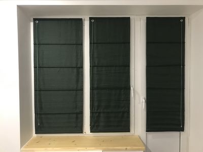 Глубокий насыщенный цвет римских штор с установкой на створки окон